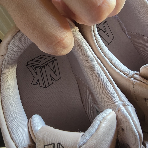 Pink Nikes - Picture 5 of 5